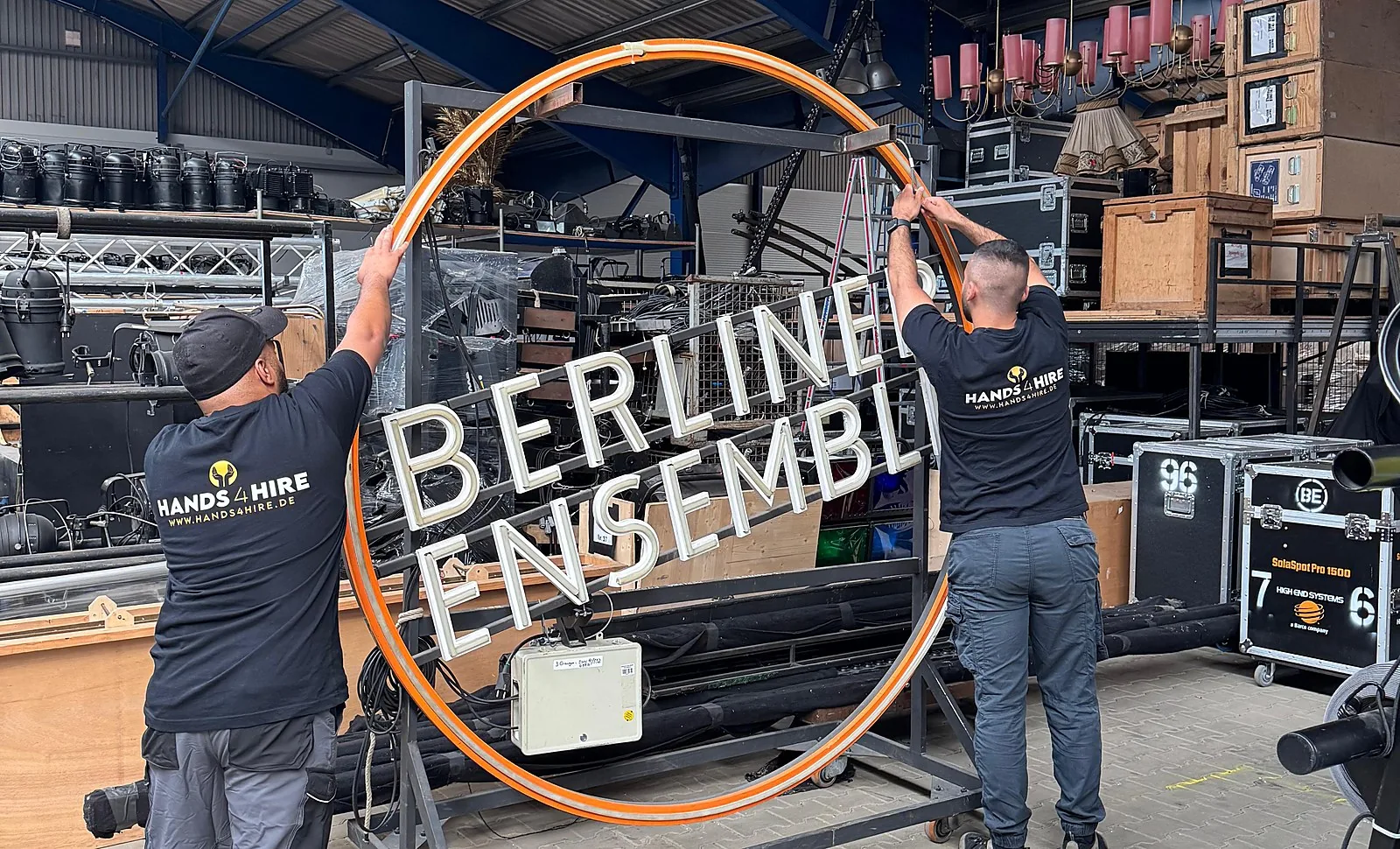 Hands 4 Hire Team beim Aufbau eines beleuchteten Bühnenschriftzugs