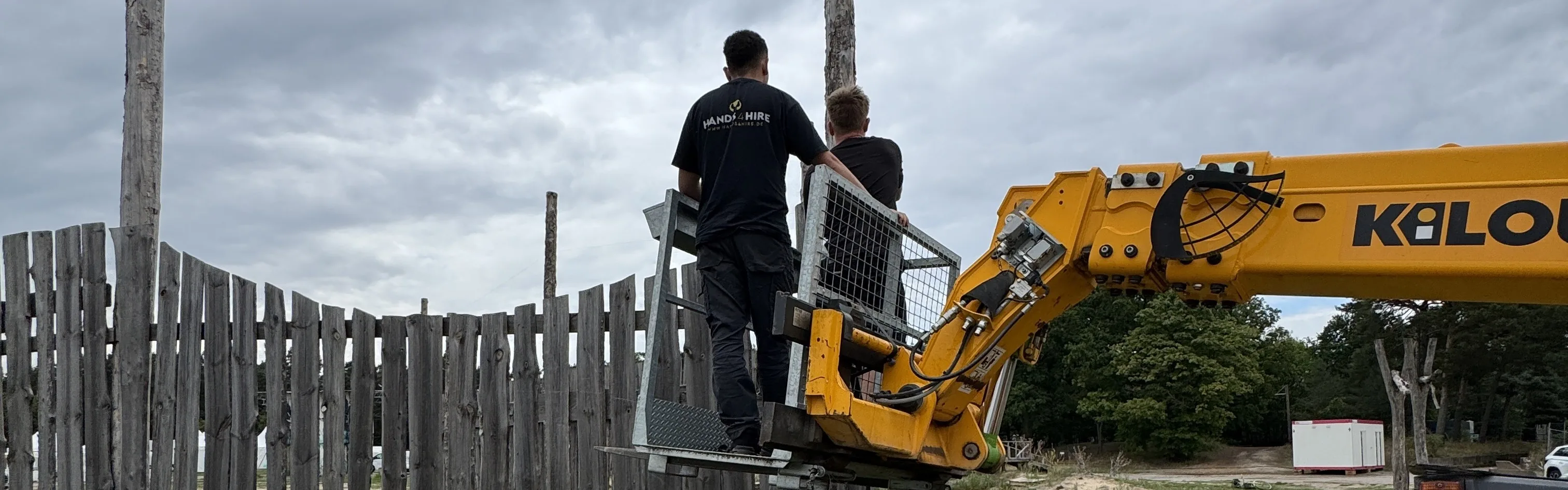 Hands 4 Hire Runner transportiert ein Flightcase in einer Arena