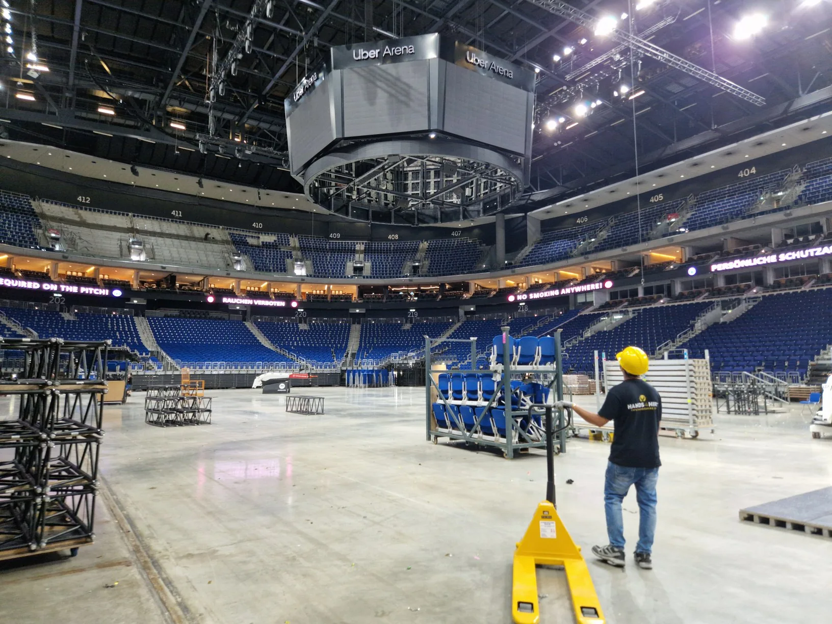 Hands 4 Hire Team beim Aufbau in einer leeren Veranstaltungsarena
