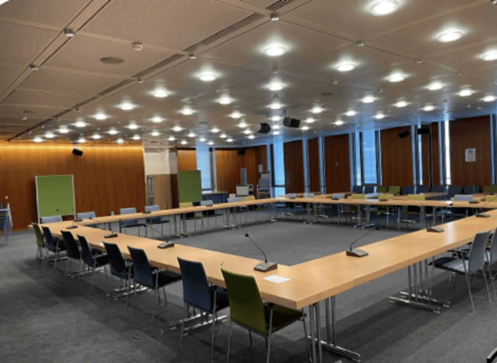 Vorbereiteter Konferenzsaal mit Bestuhlung im Rechteck