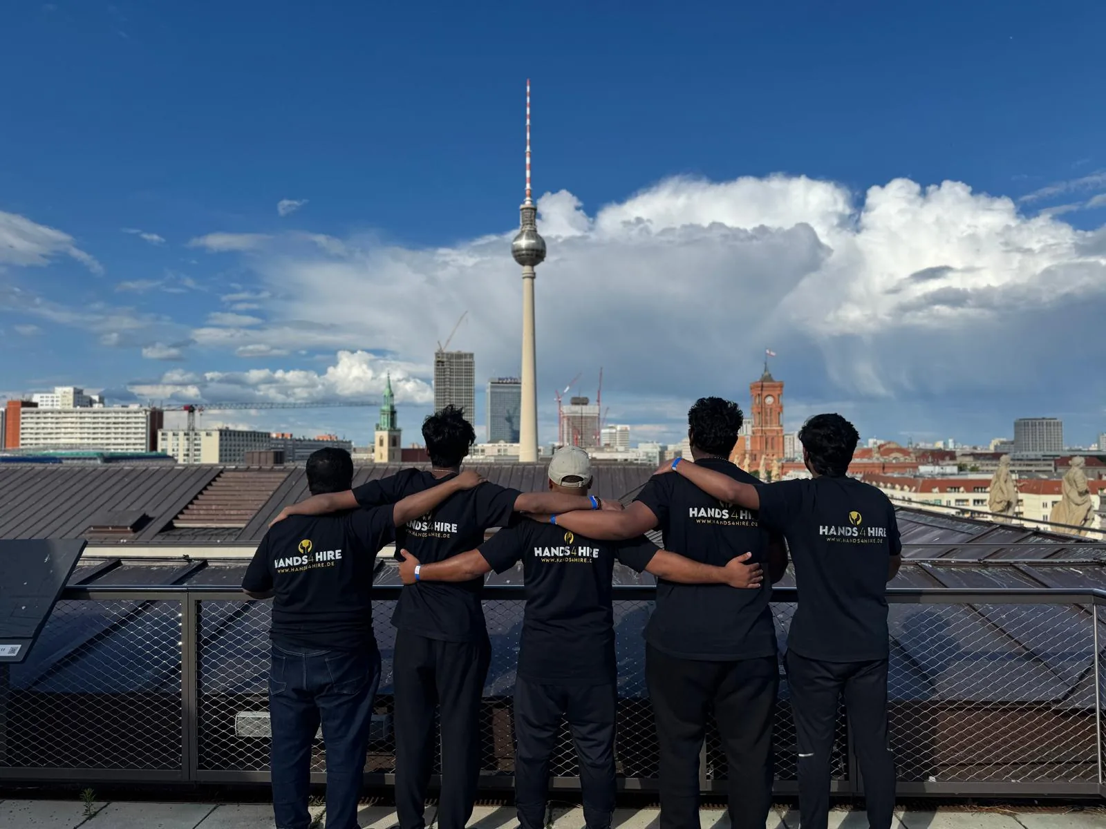 Hands 4 Hire Team auf einer Dachterrasse