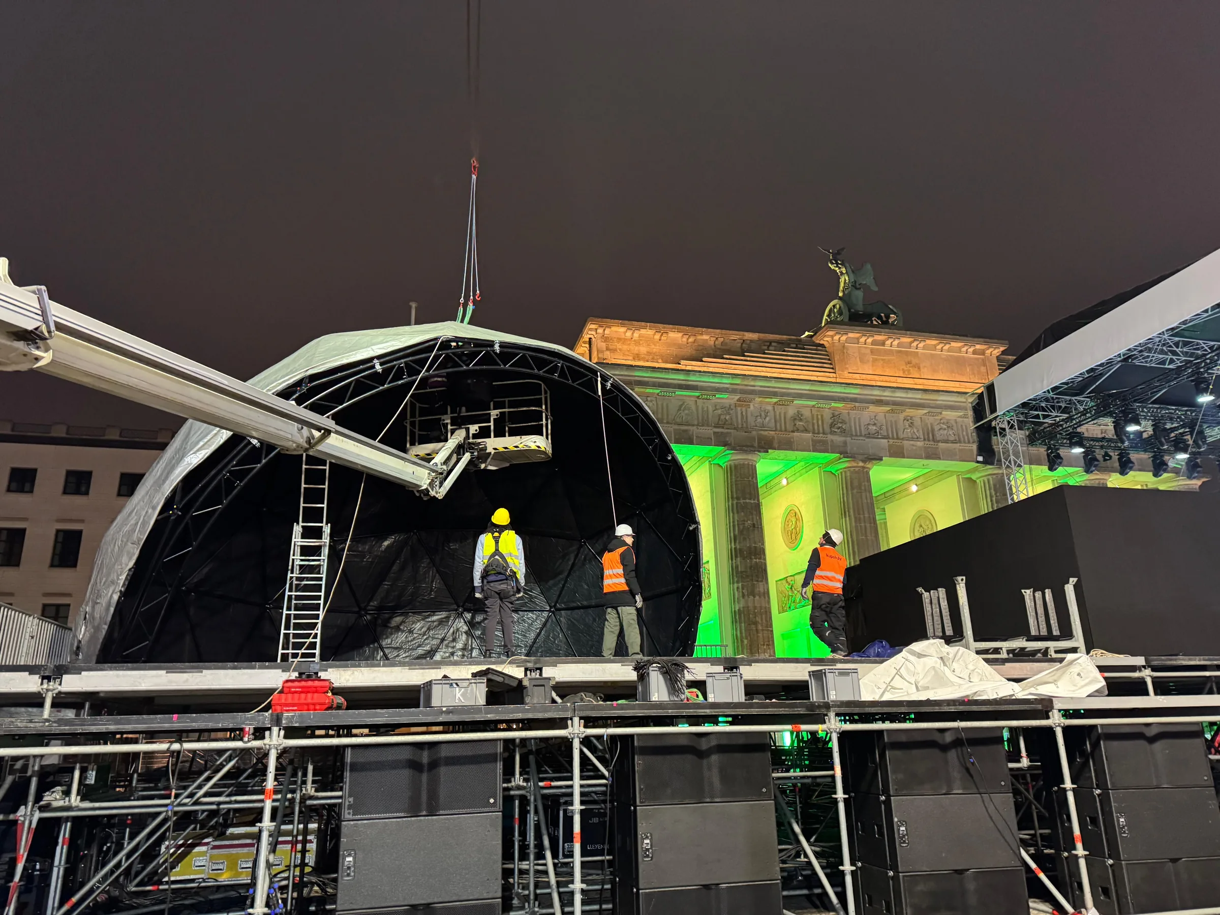 Bühnenaufbau vor dem Brandenburger Tor für die ZDF Silvesterparty